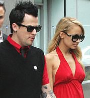 Nicole Richie y Joel Madeen repartieron regalos.