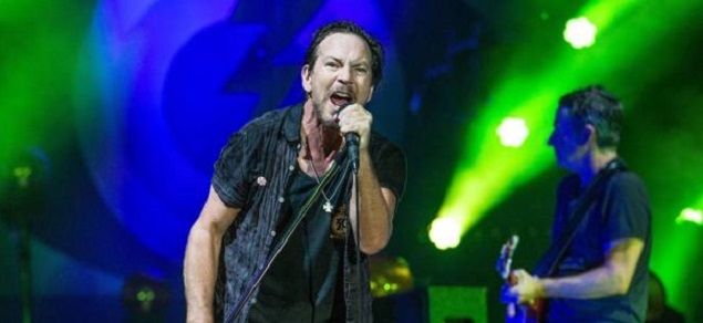 Pearl Jam, Vedder detiene el concierto para echar a un hombre que molestaba a una joven