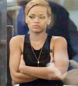 Rihanna no pudo evadir la seguridad.