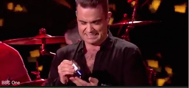Robbie Williams saluda a sus fans y... se desinfecta las manos!