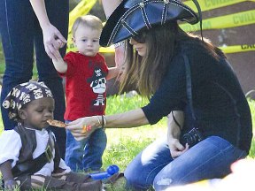 Sandra Bullock disfruta de su hijo.