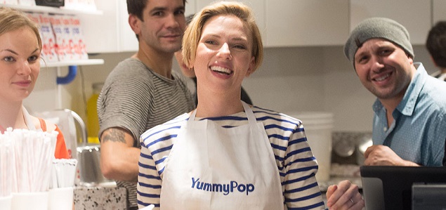 Scarlett Johansson sirve palomitas de maz en Pars