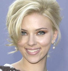 Scarlett Johansson visitar el Golfo Prsico.