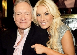 Se suspendi la boda Hugh Hefner.
