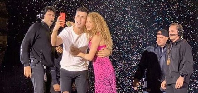 Shakira defiende a un fan