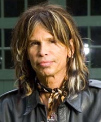 Steven Tyler ingres en un hospital en busca de tratamiento.