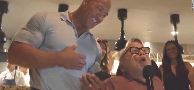 The Rock y Danny De Vito se cuelan en una boda y cantan para los novios