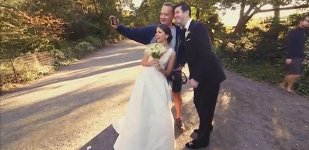 Tom Hanks se cuela en las fotos de la boda