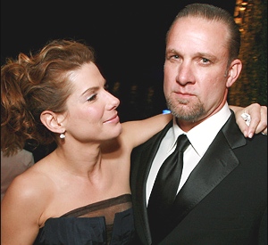 Sandra Bullock y su esposo fueron chocados en su auto.