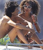 Ronnie Wood de paseo con su novia en Espaa.